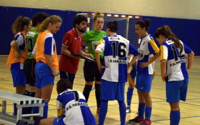 Marc Muñoz donant indicacions a les seves jugadores